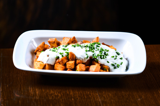 Pečené batáty s pažitkovým dipem