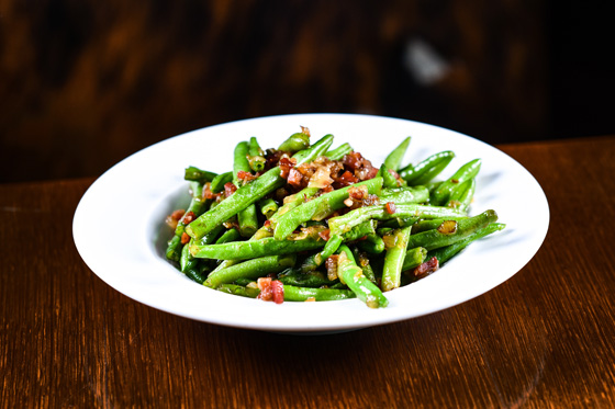 Grilované fazolové lusky s Jamón Serrano a šalotkou